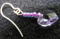 pendiente corazón violeta de gancho 037